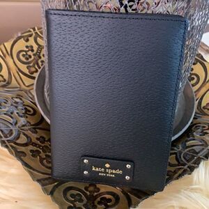 KATE SPADE PASSPORT HOLDER BLACK